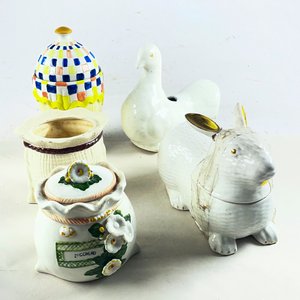 Lote siguiente: Conjunto de 5 Piezas de Cerámica: Potes con Tapa y Figura de Paloma