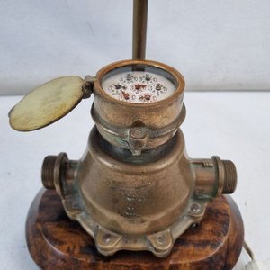 Lámpara de Mesa Diseño Único: Base de Medidor de Agua en Bronce y Madera Lustrada - imagen 6
