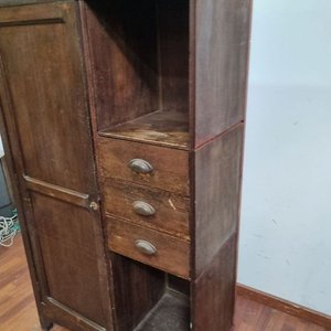 L 957 - 1 Pieza - Antiguo ropero en madera de buen porte, con una puerta lateral, tres cajones y estantes para organizar (Medidas 94x40x173cm) - imagen 3