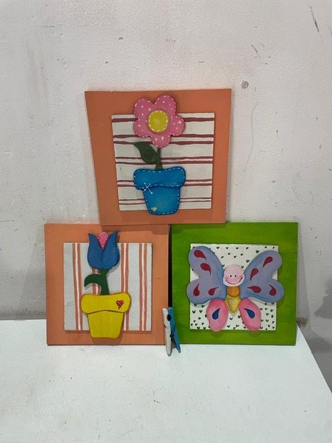 Lote siguiente: Tres cuadritos coloreados con flores y mariposas