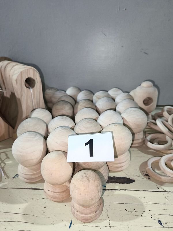 Colección de objetos de madera y signos blancos con números negros - imagen 2