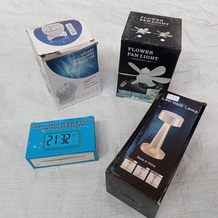 Cuatro piezas: luz de escritorio + reloj + veladora + ventilador pequeño.