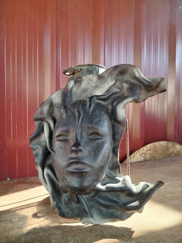 Escultura de cuero con tres rostros - imagen 1