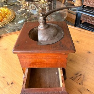 Molinillo de Café Antiguo de Madera con Cajón Recolector - imagen 1