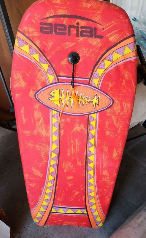 Tabla de Bodyboard Aerial Roja con Diseño Tribal y Pez