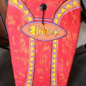 Lote anterior: Tabla de Bodyboard Aerial Roja con Diseño Tribal y Pez