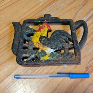 Dos Cafeteras de Aluminio y Posa Fuente de Hierro con Gallo - imagen 6
