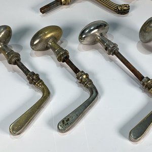 Lote siguiente: Lote de 12 Picaportes de Bronce con Diseños Variados