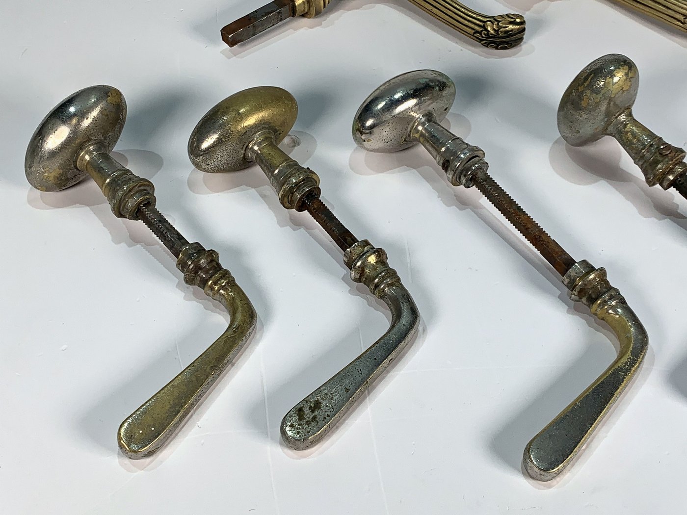 Lote de 12 Picaportes de Bronce con Diseños Variados