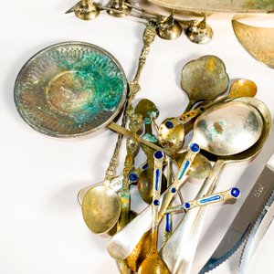 Lote de Cuchillos, Cucharones y Utensilios de Metal con Detalles Azules - imagen 2