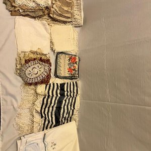 Lote siguiente: Lote de Textiles Vintage: Tapetes, Servilletas y Paños Decorativos