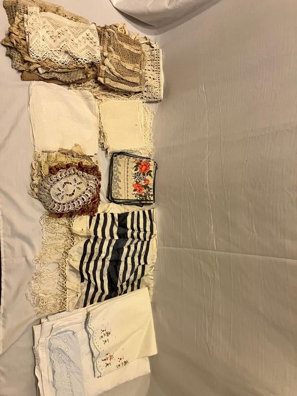 Lote de Textiles Vintage: Tapetes, Servilletas y Paños Decorativos