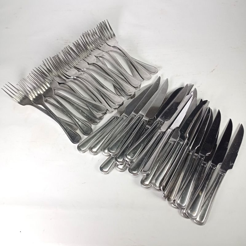 Lote anterior: Cincuenta y seis cubiertos de plata en buen estado