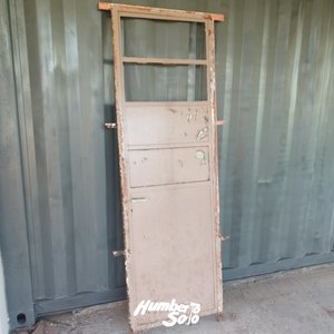 Lote siguiente: Puerta de Chapa con Marco de Hierro y Dos Vidrios