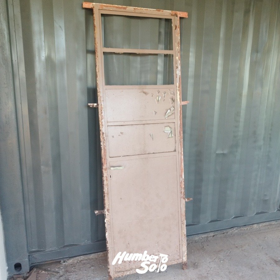 Puerta de Chapa con Marco de Hierro y Dos Vidrios
