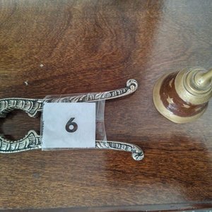 Abre nueces y campanita de bronce con detalles - imagen 3