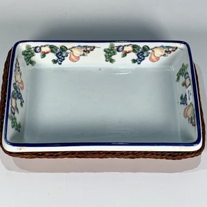 Lote siguiente: Fuente Rectangular de Losa Blanca con Guarda de Frutas y Soporte de Ratán