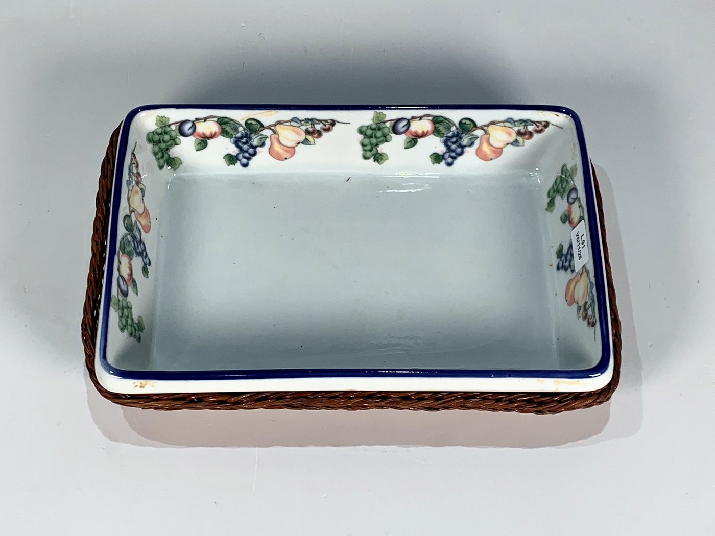 Fuente Rectangular de Losa Blanca con Guarda de Frutas y Soporte de Ratán