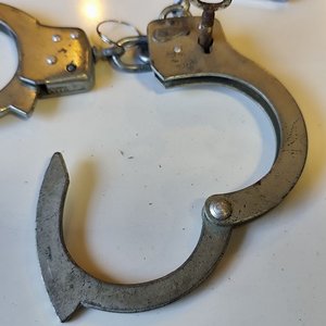 Par de Esposas Metálicas Antiguas con Llave Funcional - imagen 4