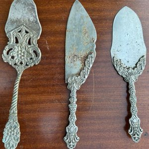 tres palas de servir con diferentes diseños en metal plateado labrado - imagen 2