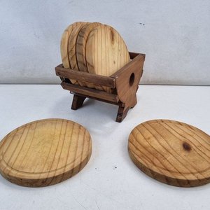 L 293 - 6 Posavasos - Set de 6 posavasos en madera rústica con soporte tipo barril, ideales para mesa de living o barra (Con signos de uso) - imagen 3