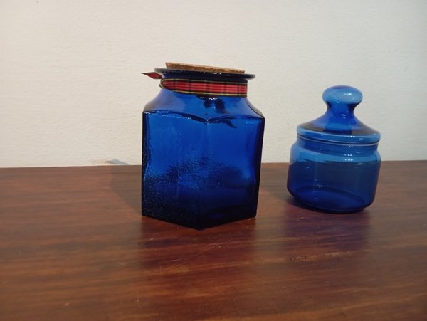 Dos frascos azules con tapas especiales - imagen 4