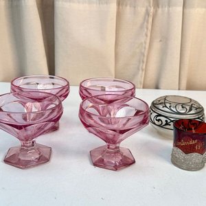 Conjunto de 4 Copas Rosadas y Taza de Cristal con Grabado "Montevideo 1917" - imagen 2