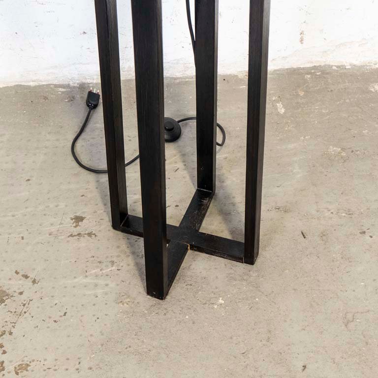 Lámpara de pie con pantalla. Pie de madera pintada de negro. - imagen 2