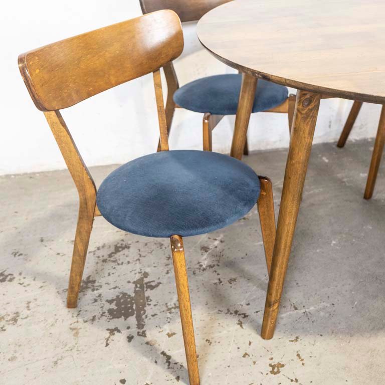 Mesa de comedor circular con cuatro sillas azules - imagen 2