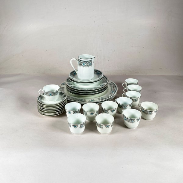 Veintisiete piezas de loza china: platos, pocillos y cremera - imagen 1