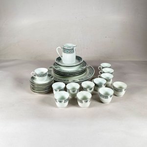 Veintisiete piezas de loza china: platos, pocillos y cremera - imagen 1