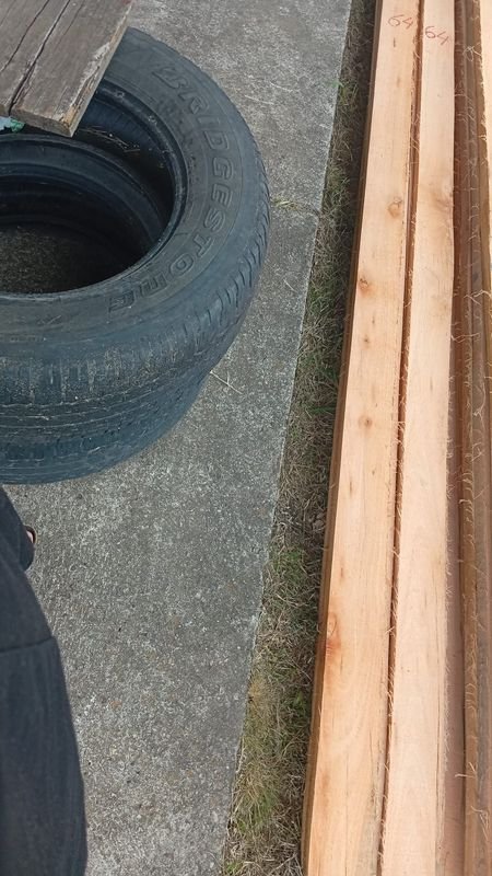 Tablas de madera y llantas de repuesto