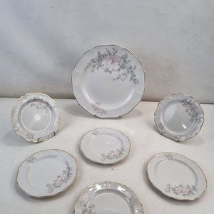 Lote siguiente: L 393 - Set De 7 Piezas - Elegante set de 7 piezas de vajilla de mesa en porcelana fina, con diseño floral y bordes dorados, de la reconocida firma uruguaya Porcelana Olmos, ideales para vestir una mesa de estilo