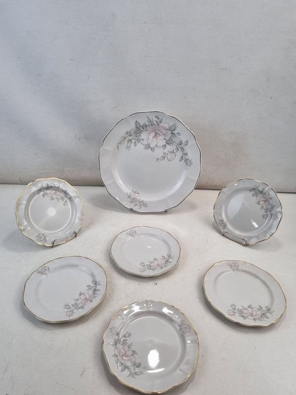 L 393 - Set De 7 Piezas - Elegante set de 7 piezas de vajilla de mesa en porcelana fina, con diseño floral y bordes dorados, de la reconocida firma uruguaya Porcelana Olmos, ideales para vestir una mesa de estilo
