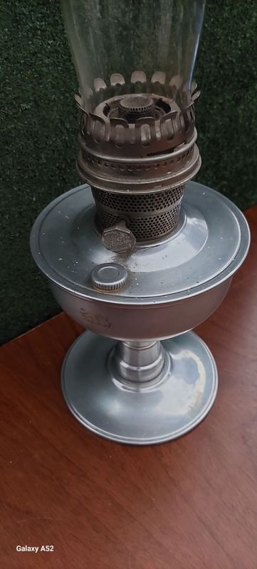 Lámpara de vidrio claro con base metálica - imagen 9