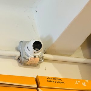 Lote #013 – Sistema de cámaras : Dvr de 6 cámaras, 6 cámaras, detectores de movimiento y rack - imagen 3