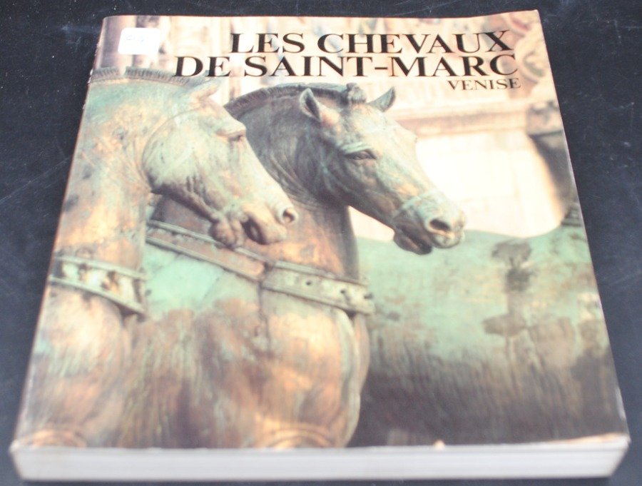 Lote siguiente: Libro de arte con estatuas de caballos de bronce