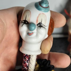 Dos Muñecos Antiguos de Porcelana: Payaso y Niña Típica - imagen 5
