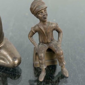 Dos Figuras de Bronce: Bailarina y Niño Sentado - imagen 2
