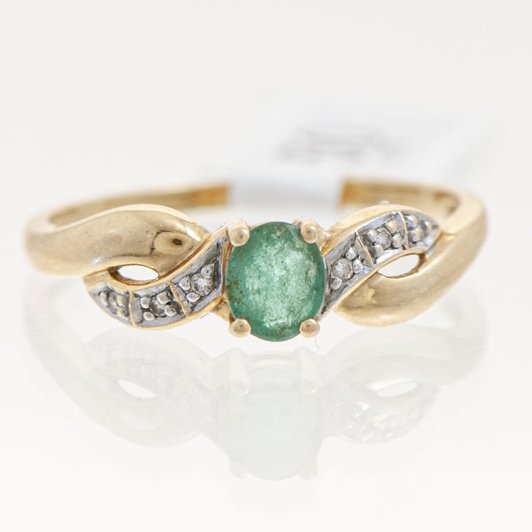 Lote siguiente: Anillo de oro con esmeralda y brillantes
