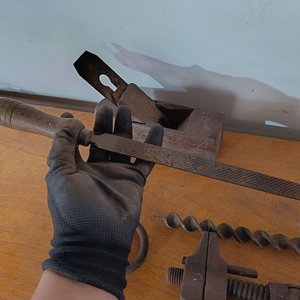 Cepillo de carpintero, escofina, barreno y abrazadera antigua - imagen 6