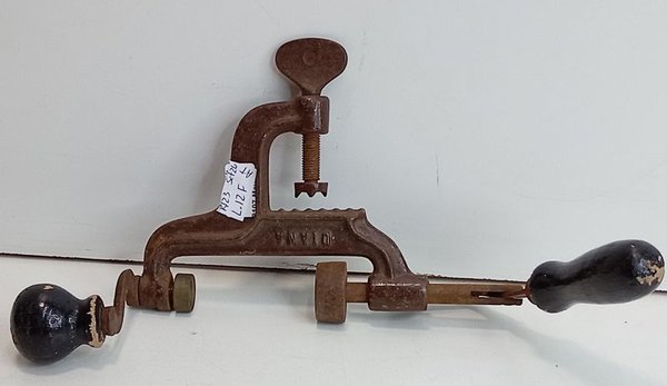 Antiguo Cargador de Cartuchos DIANA de Metal con Mangos de Madera - imagen 1