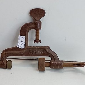 Antiguo Cargador de Cartuchos DIANA de Metal con Mangos de Madera - imagen 1