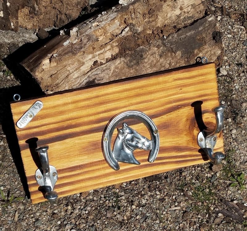 Perchero de madera y aluminio - Un artículo único y decorativo