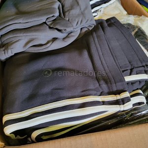 Lote de Ropa: Gorros, Buzos y Chaqueta Acolchada - imagen 8