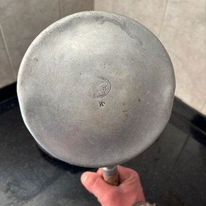 Olla de Aluminio Mariposa y Sartén de Hierro - imagen 3