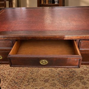 Escritorio Clásico de Madera Oscura con Fileteado y Cajones Ornamentales - imagen 4