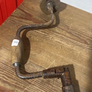 Lote siguiente: Taladro de mano antiguo