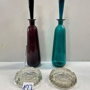 Lote siguiente: Dos Botellones Altos de Vidrio con Tapones y Dos Ceniceros de Cristal