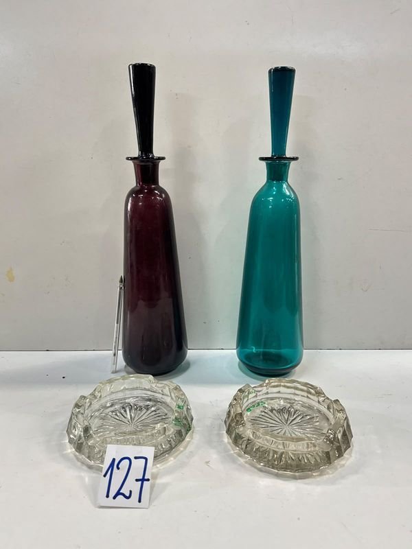 Dos Botellones Altos de Vidrio con Tapones y Dos Ceniceros de Cristal